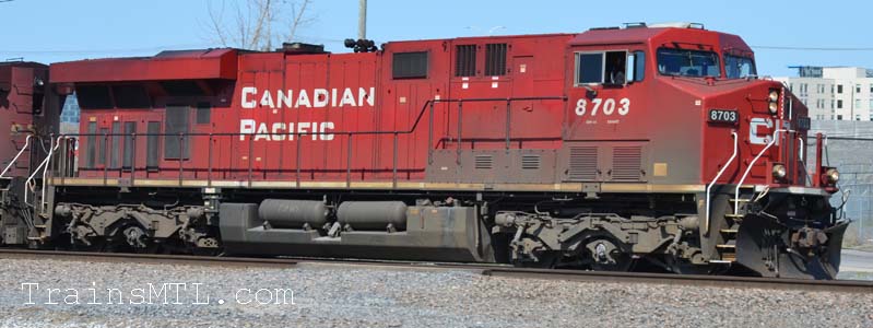 Locomotive CP8703 right side / coté droit